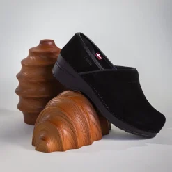 Hinsdale Women's Vegan Clog in Black