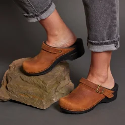 Morse Women's Clog in Chestnut