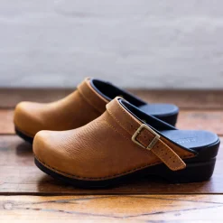 Morse Women's Clog in Chestnut