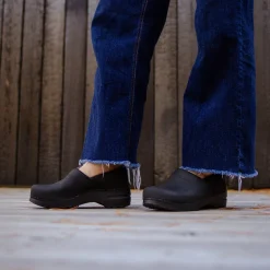 Pro. Oiled Leather Women's Clog in Black