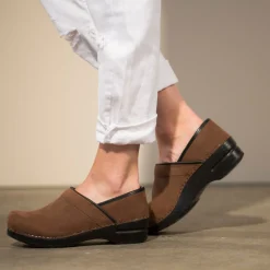 Pro. Textured Oil Women's Clog in Antique Brown