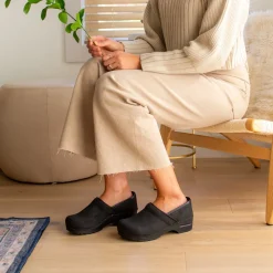 Pro. Textured Oil Women's Clog in Black Wide